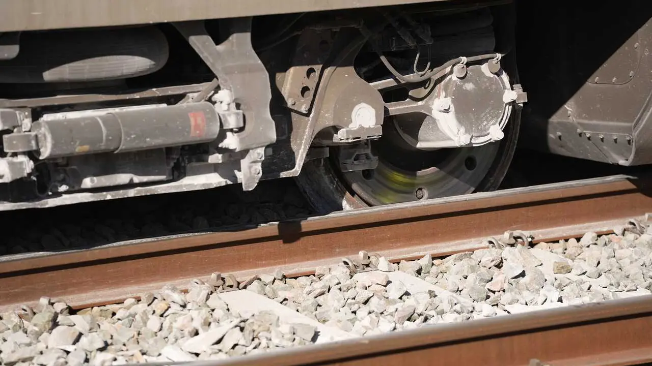 Archivo - Vista de las ruedas de uno de los vagones del tren de Iryo fuera de los carriles de la v&iacute;a, a 20 de enero de 2026, en Adamuz, C&oacute;rdoba, Andaluc&iacute;a (Espa&ntilde;a), tras el descarrilamiento.