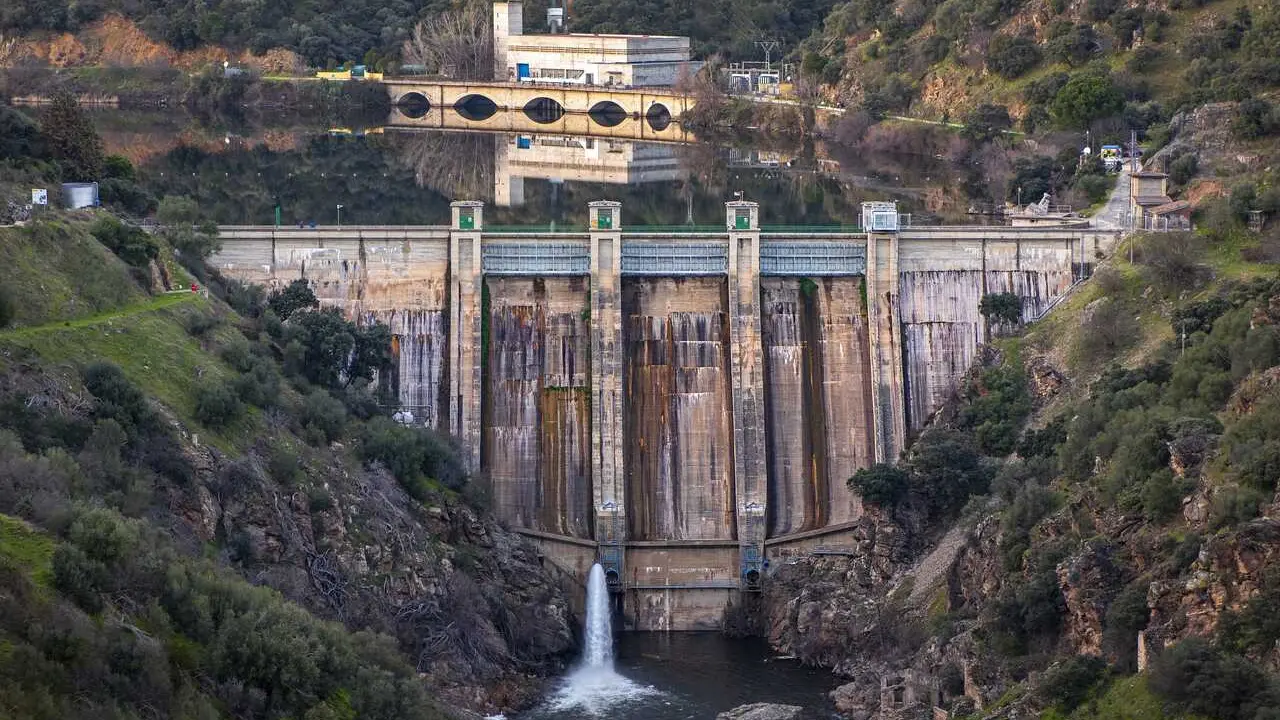 Archivo - Embalse y presa de Picadas, a 22 de febrero de 2026, en Aldea del Fresno, Madrid (Espa&ntilde;a). 