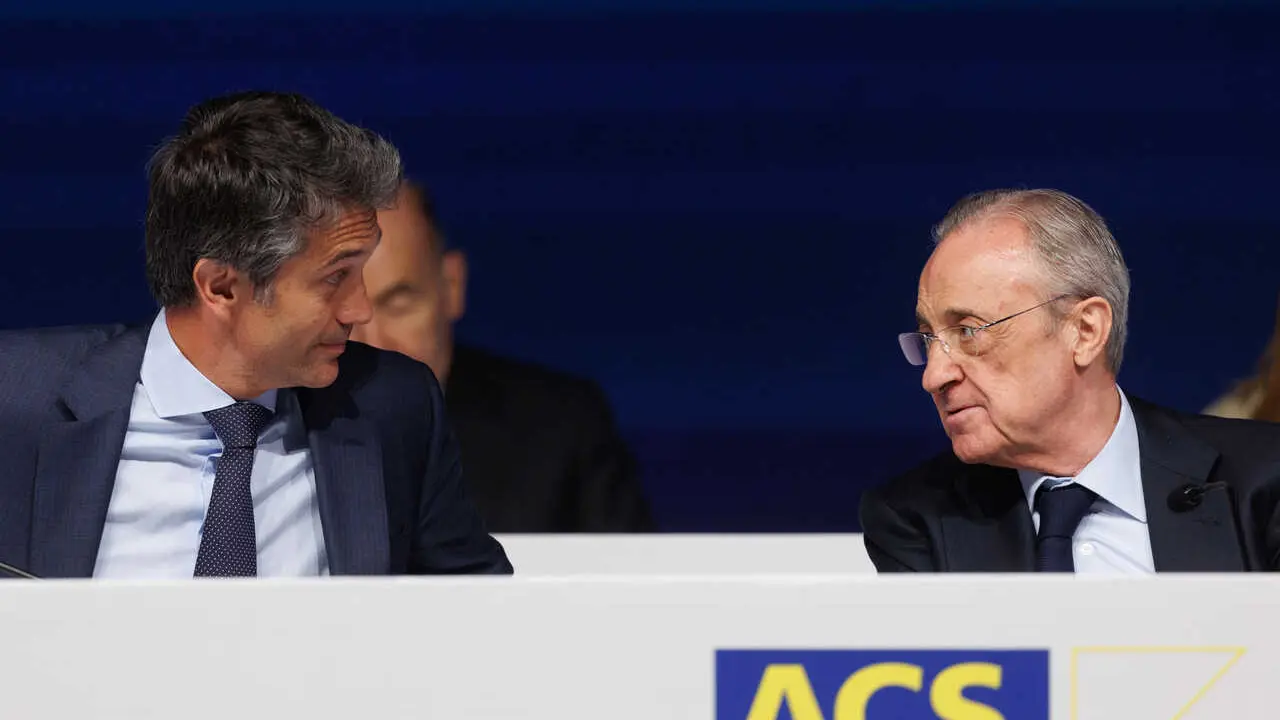 Archivo - El presidente del grupo ACS,  Florentino P&eacute;rez (d), conversa con el consejero delegado, Juan Santamar&iacute;a (i), durante la Junta General de Accionistas del Grupo ACS,  a 5 de mayo de 2023, en Madrid (Espa&ntilde;a). Durante la Junta General de Accionistas