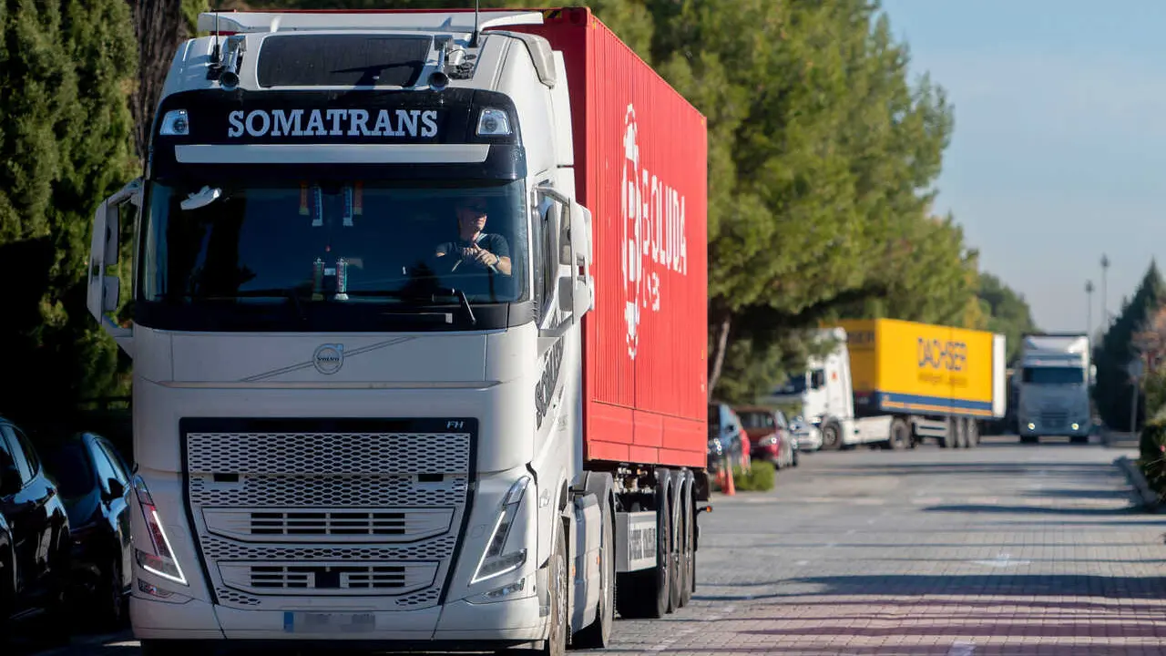 Archivo - Un cami&oacute;n circula por una carretera, a 12 de noviembre de 2021, en Madrid (Espa&ntilde;a).