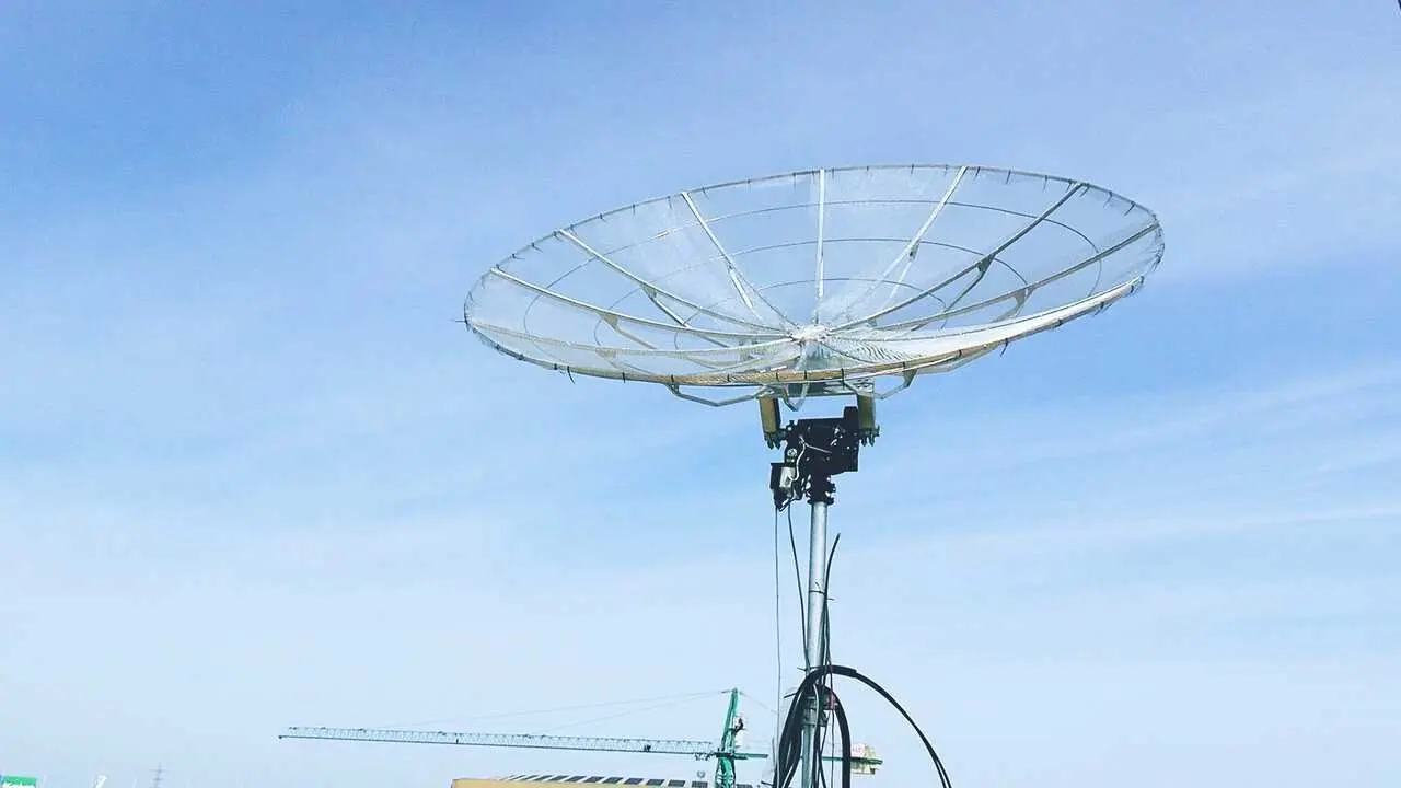 En la cubierta de la Escuela T&eacute;cnica Superior de Ingenier&iacute;a se ha instalado la plataforma Orbisat, de 2,5 metros de altura, desarrollada en la filial que Integrasys tiene en Luxemburgo.