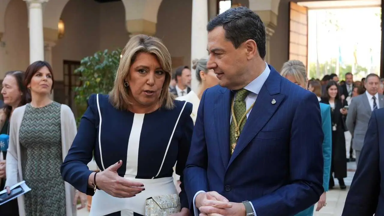 La senadora del PSOE y expresidente de la Junta, Susana D&iacute;az, y el presidente de la Junta, Juanma Moreno, conversan en los pasillos del Parlamento andaluz antes del Pleno institucional con motivo del 28F. (Foto de archivo).
