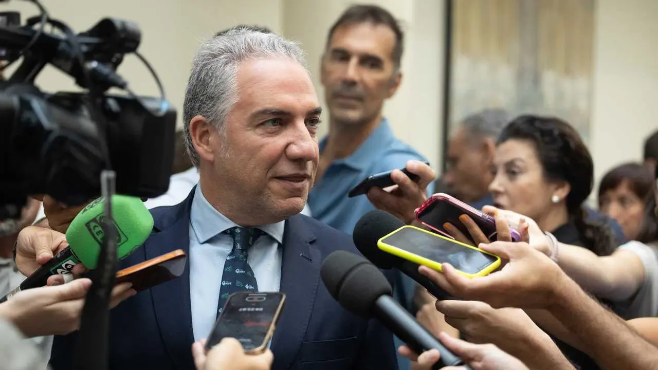 Archivo - El vicesecretario de Pol&iacute;tica Auton&oacute;mica y Municipal y An&aacute;lisis Electoral del PP, El&iacute;as Bendodo, en una atenci&oacute;n a medios. (Foto de archivo).