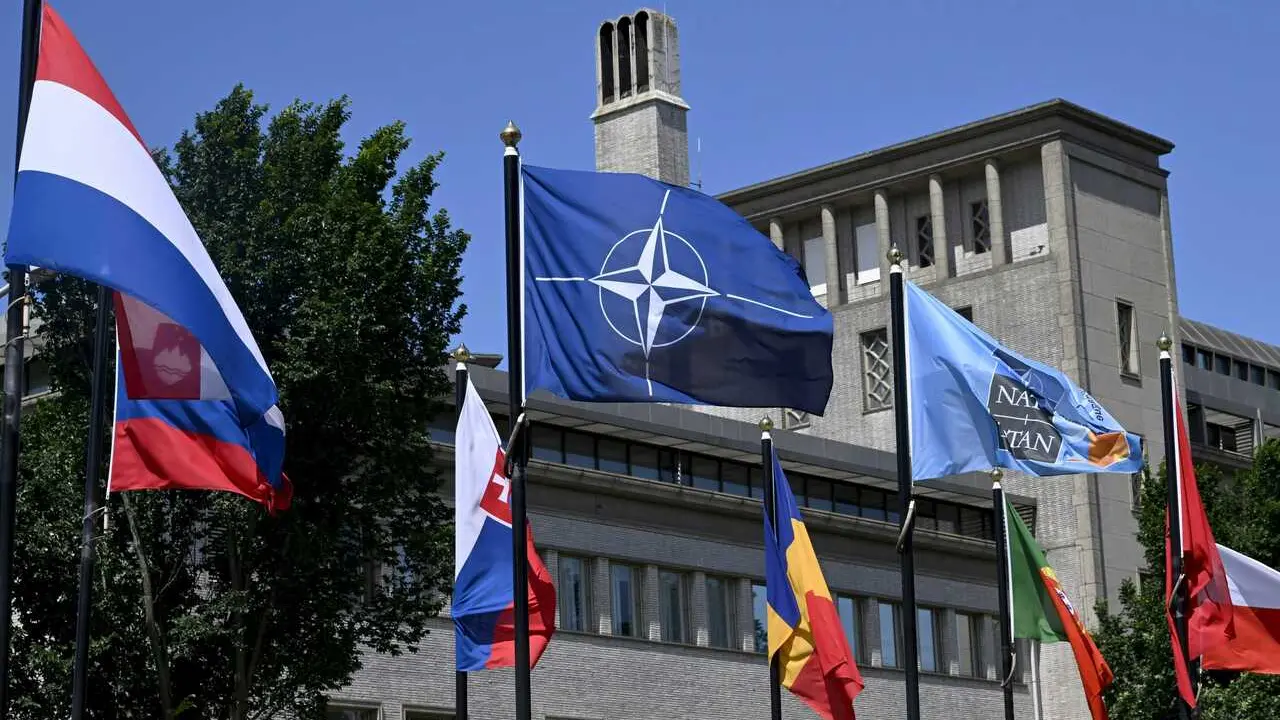 Archivo - Bandera de la OTAN en La Haya 