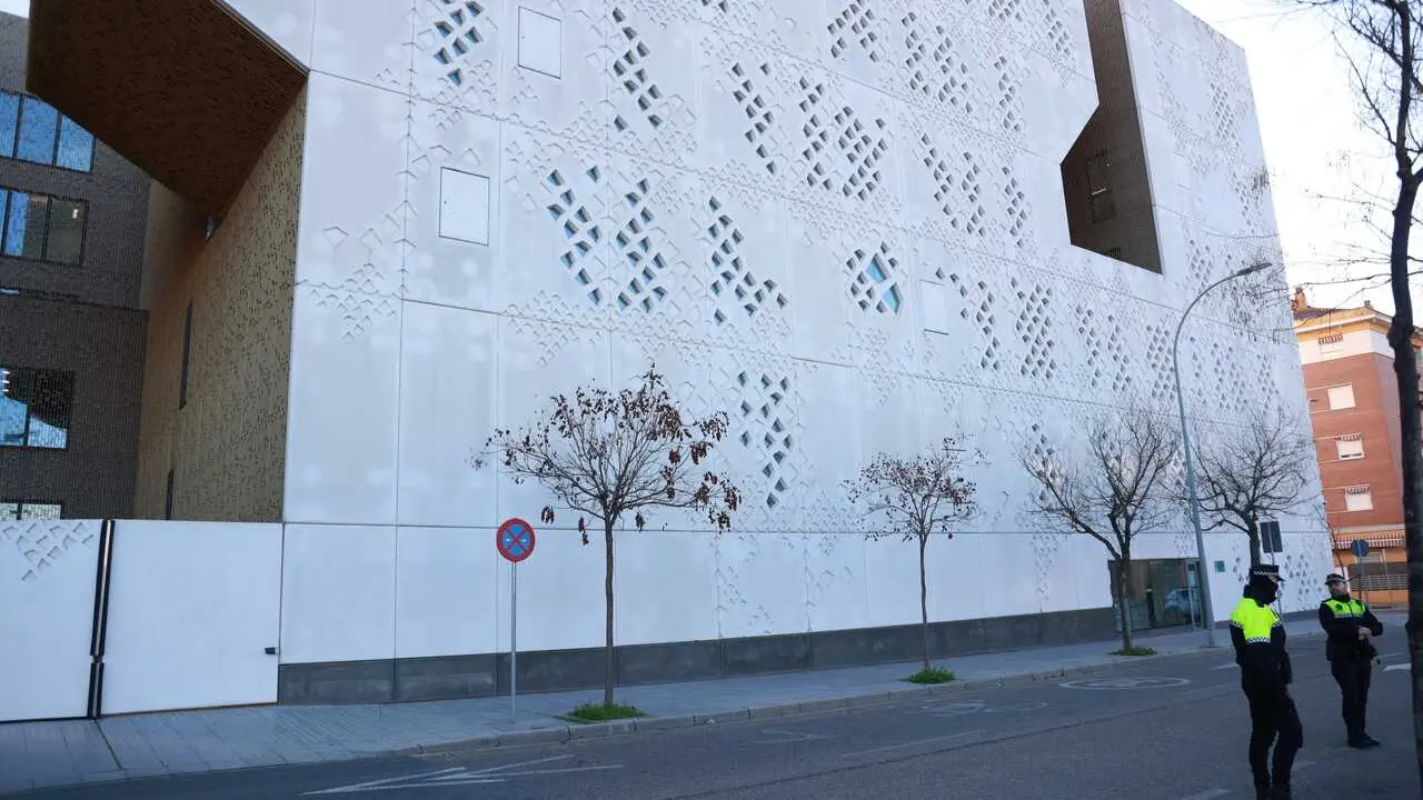 Archivo - Entrada del Instituto de Medicina Legal con agentes de la Polic&iacute;a.