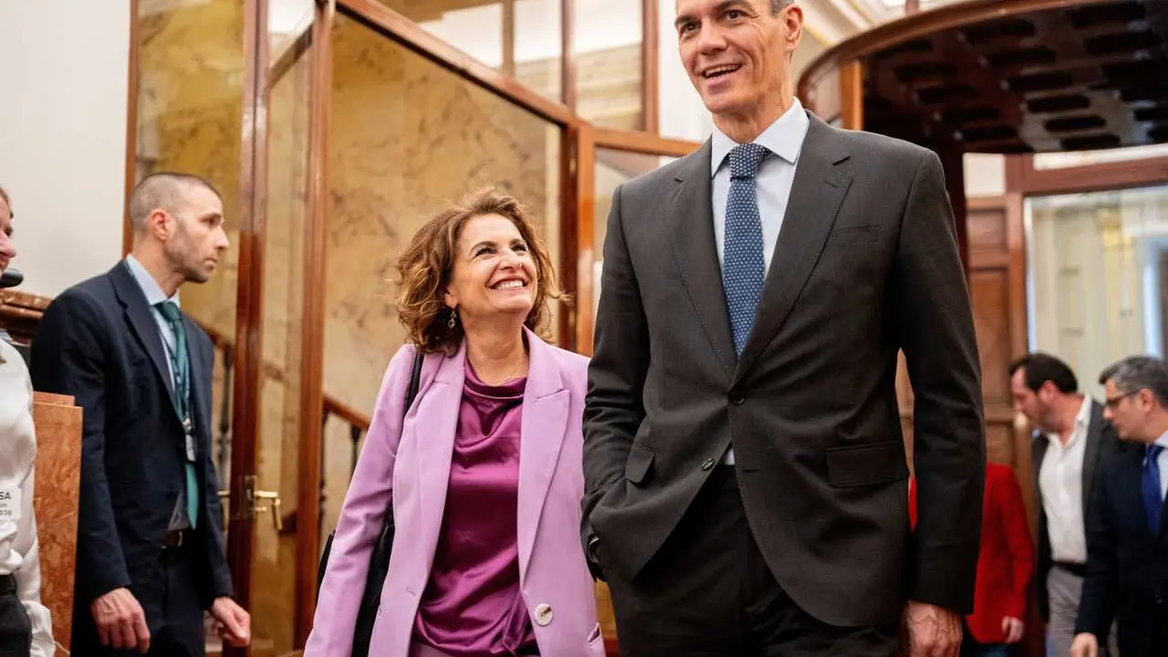 La vicepresidenta primera y ministra de Hacienda, Mar&iacute;a Jes&uacute;s Montero, y el presidente del Gobierno, Pedro S&aacute;nchez, a su salida de una sesi&oacute;n plenaria, en el Congreso de los Diputados, a 26 de marzo de 2026, en Madrid (Espa&ntilde;a).