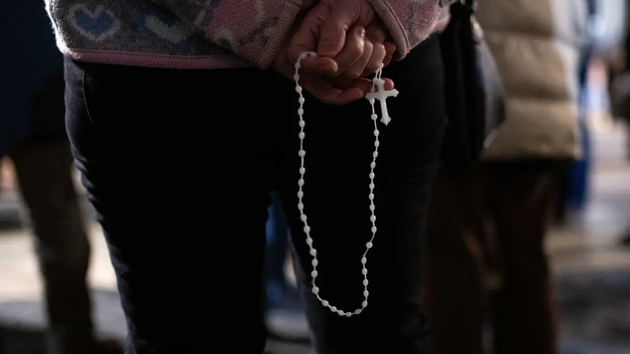 Varias personas durante un rezo del rosario por la unidad de Espa&radic;&plusmn;a, en la plaza de Sant Jaume, a 8 de diciembre de 2023, en Barcelona, Catalunya (Espa&radic;&plusmn;a). Coincidiendo con la celebraci&radic;&ge;n de la festividad de La Inmaculada Concepci&radic;&ge;n de Mar&radic;&ne;a, decenas de personas se han concentrado en diferentes puntos de Espa&radic;&plusmn;a para rezar un rosario. La convocatoria se extend&radic;&ne;a por redes sociales tras realizarlo con un &radic;&copy;xito notable en el mes de noviembre.