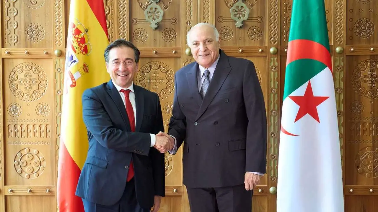 El ministro de Asuntos Exteriores, Uni&oacute;n Europea y Cooperaci&oacute;n, Jos&eacute; Manuel Albares, y su hom&oacute;logo de Argelia, Ahmed Attaf, durante su encuentro en Argel
