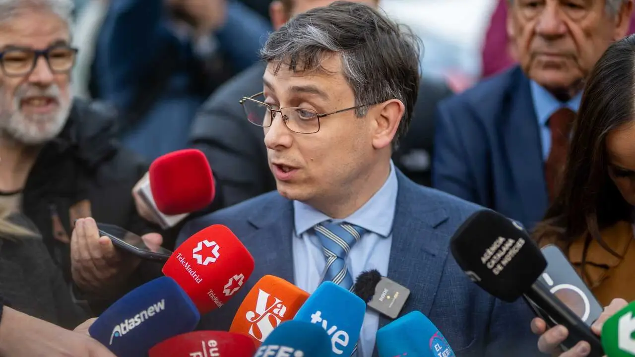 El letrado de la Fundaci&oacute;n Espa&ntilde;ola de Abogados Cristianos, Jos&eacute; Mar&iacute;a Fern&aacute;ndez, atiende a los medios de comunicaci&oacute;n en la entrada del hospital Sant Camil, a 26 de marzo de 2026, en Sant Pere de Ribes, Barcelona, Catalu&ntilde;a (Espa&ntilde;a)