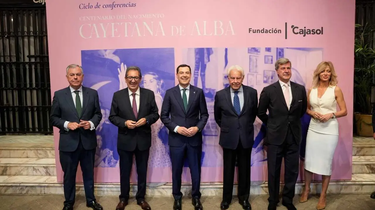 Foto de familia previa al encuentro del presidente de la Junta de Andaluc&iacute;a, Juanma Moreno, y del expresidente del Gobierno Felipe Gonz&aacute;lez en torno a la duquesa Cayetana de Alba en Sevilla.