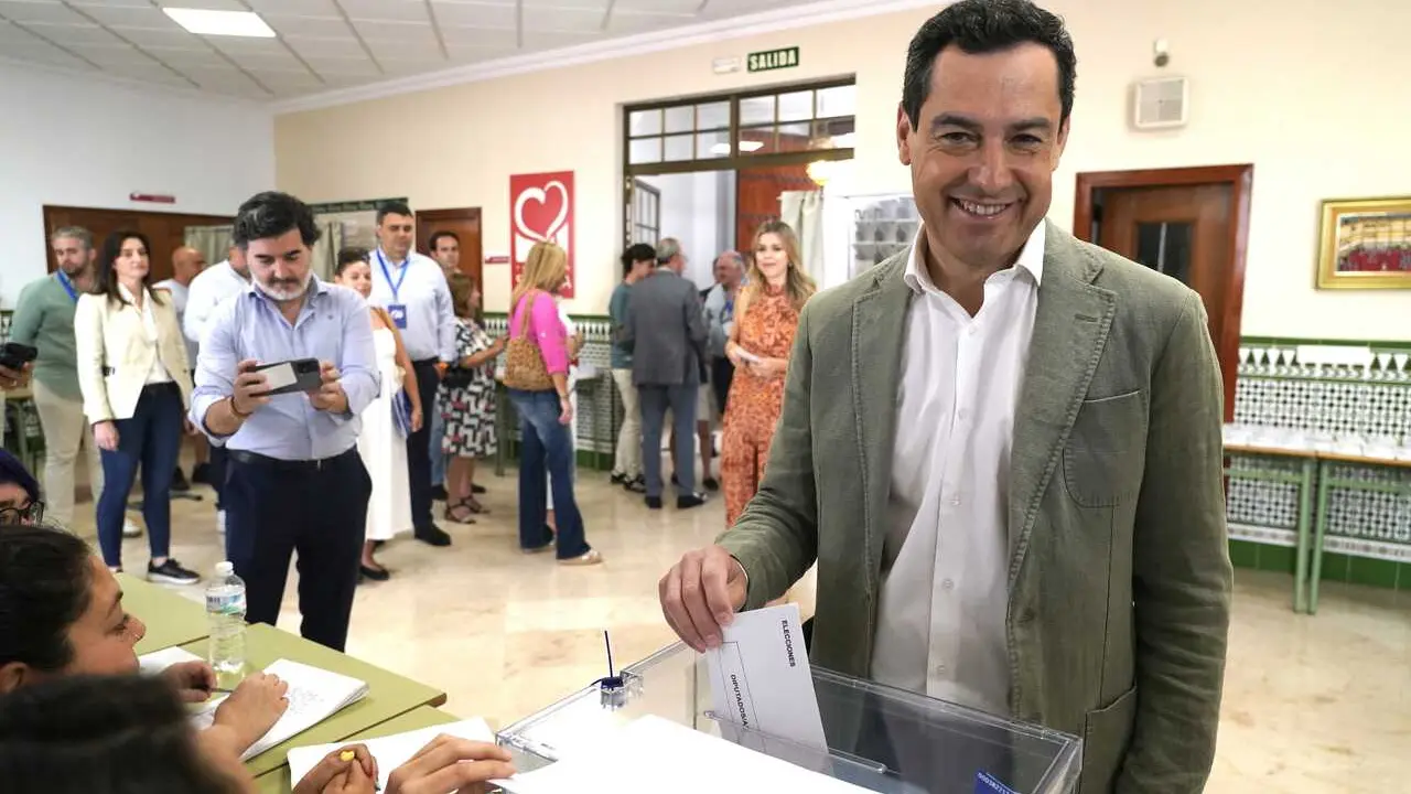 Archivo - El presidente de la Junta de Andaluc&iacute;a, Juanma Moreno, ejerce su derecho al voto, a 9 de junio de 2024, en M&aacute;laga en las elecciones europeas de 2024 en Espa&ntilde;a. 