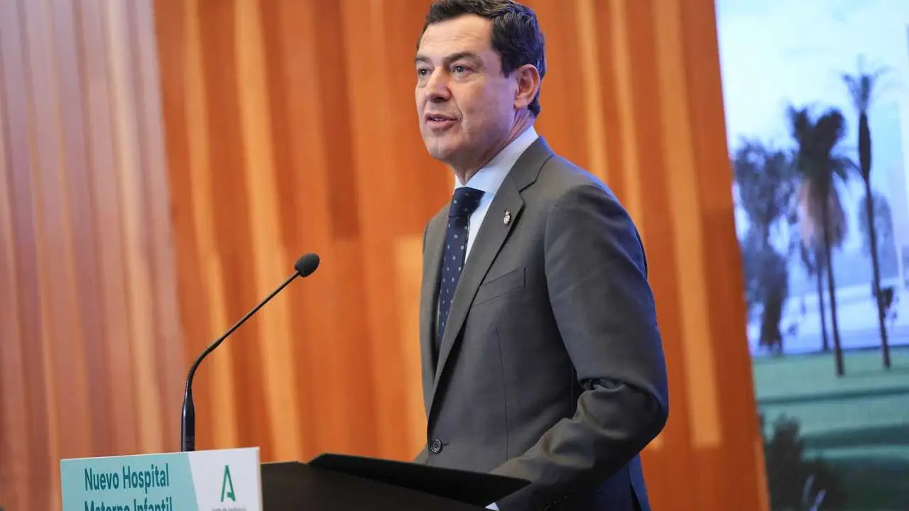 El presidente de la Junta de Andaluc&iacute;a, Juanma Moreno, interviene en el acto oficial de colocaci&oacute;n de la primera piedra del Hospital Materno Infantil del Juan Ram&oacute;n Jim&eacute;nez de Huelva. A 18 de marzo de 2026. (Foto de archivo).