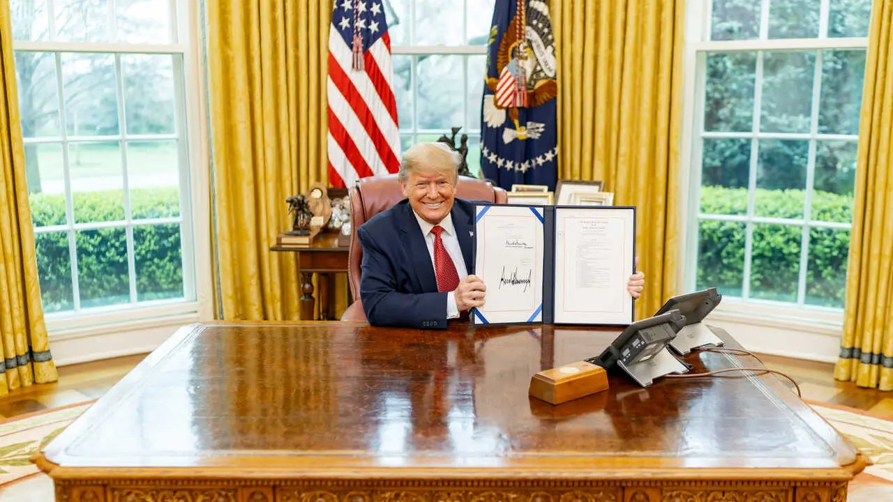Archivo - 25 March 2020, US, Washington: US President Donald Trump displays his signature after signing The Supporting Older Americans Act of 2020, in the Oval Office of the White House. Photo: Shealah Craighead/Planet Pix via ZUMA Wire/dpa