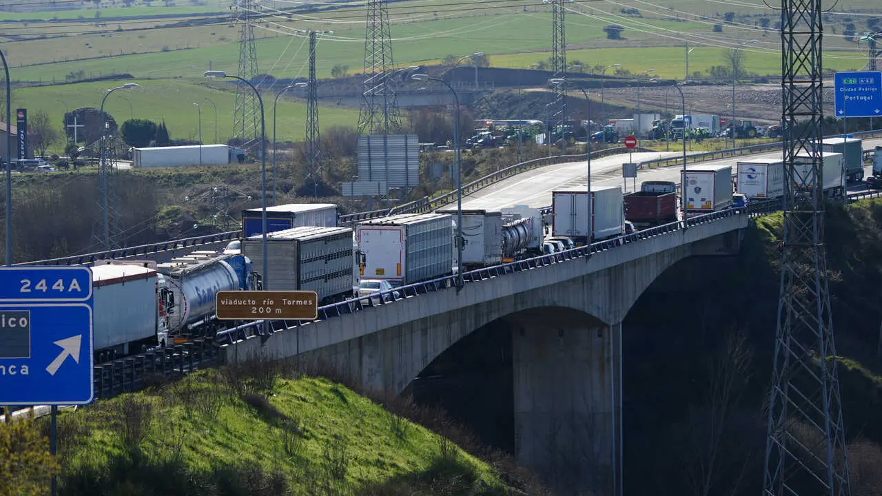 los tractores colapsan las v&iacute;as principales y accesos de Salamanca. Huelga de agricultores, ganaderos y tractoristas
