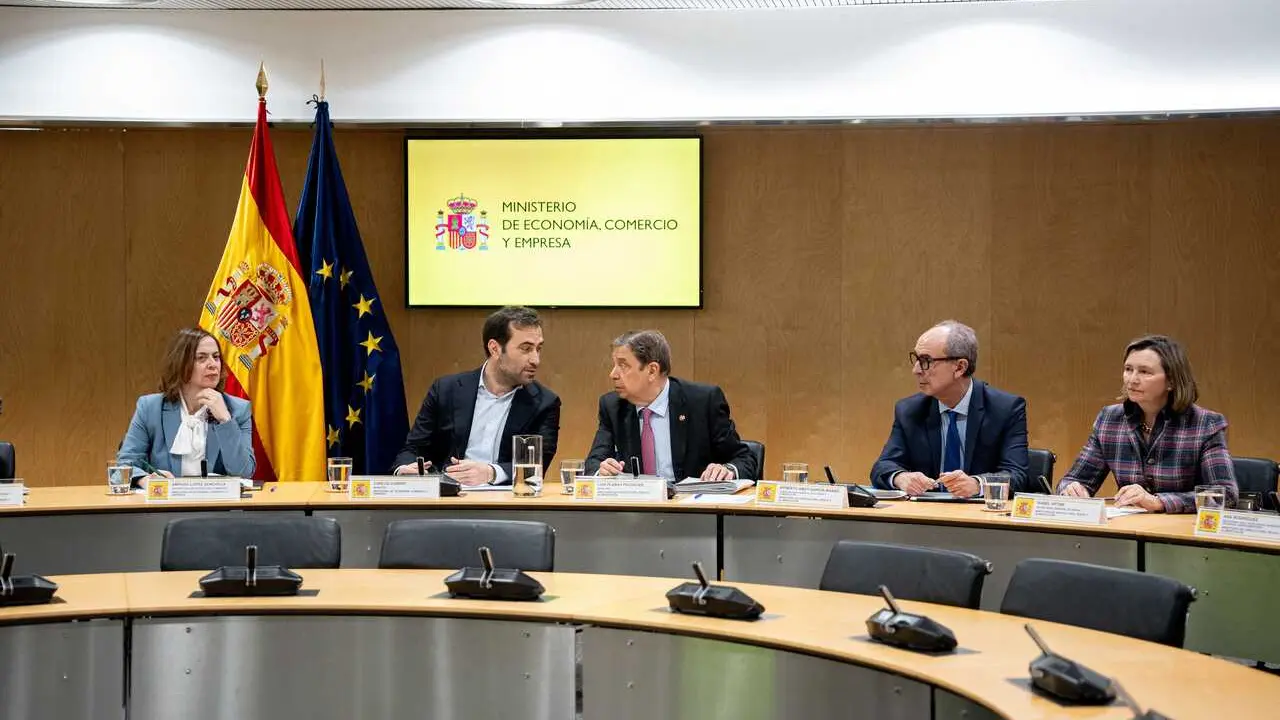 El ministro de Econom&iacute;a, Comercio y Empresa, Carlos Cuerpo, junto al ministro de Agricultura, Pesca y Alimentaci&oacute;n, Luis Planas, se re&uacute;nen con representantes de la industria alimentaria, 