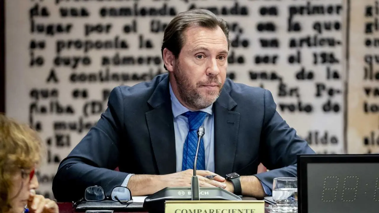 Archivo - El ministro de Transportes y Movilidad Sostenible, &Oacute;scar Puente, comparece en la Comisi&oacute;n de Investigaci&oacute;n por el &lsquo;caso Koldo&rsquo;, en el Senado, a 28 de noviembre de 2024, en Madrid (Espa&ntilde;a). 