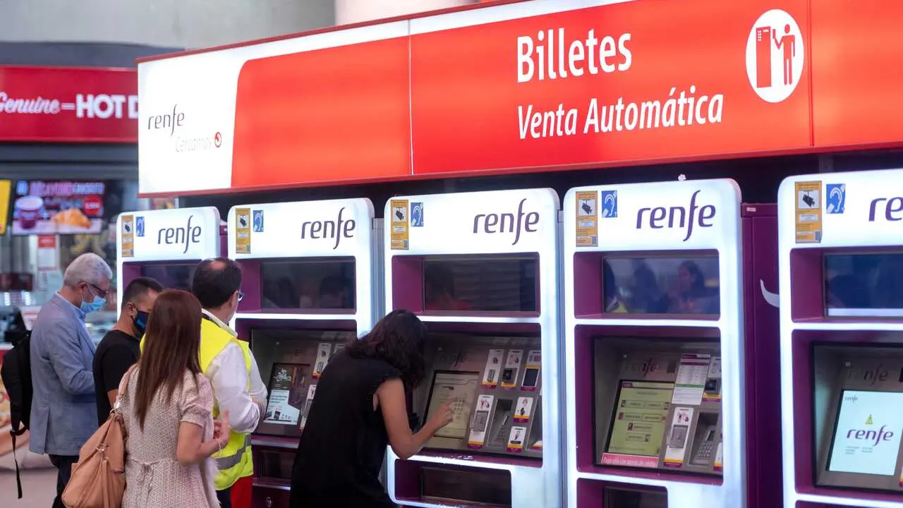 Archivo - Varias personas adquieren sus billetes en las taquillas de venta autom&aacute;tica de la estaci&oacute;n de tren de Atocha
