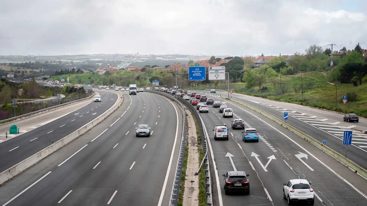 Archivo - Tr&aacute;fico en la autov&iacute;a A-5 a su paso entre M&oacute;stoles y Arroyomolinos durante la segunda fase de la operaci&oacute;n salida por Semana Santa, a 27 de marzo de 2024, en Madrid (Espa&ntilde;a). La Direcci&oacute;n General de Tr&aacute;fico (DGT) puso en marcha la operaci&oacute;n sali