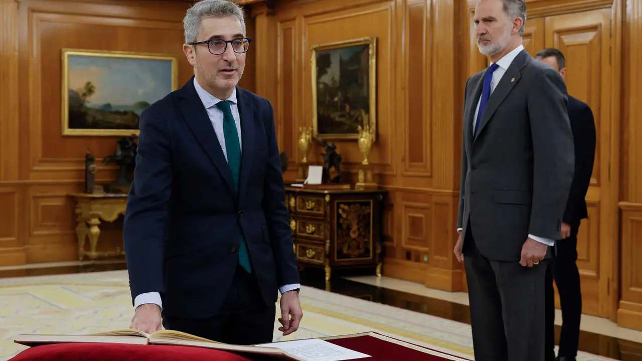 El ministro de Hacienda, Arcadi Espa&ntilde;a (i), durante la jura de su cargo, ante el Rey Felipe VI (D), en el Palacio de La Zarzuela, a 27 de marzo de 2026, en Madrid (Espa&ntilde;a). S&aacute;nchez anunciaba ayer que Cuerpo y Espa&ntilde;a ocupar&iacute;an los cargos que dejaba Montero