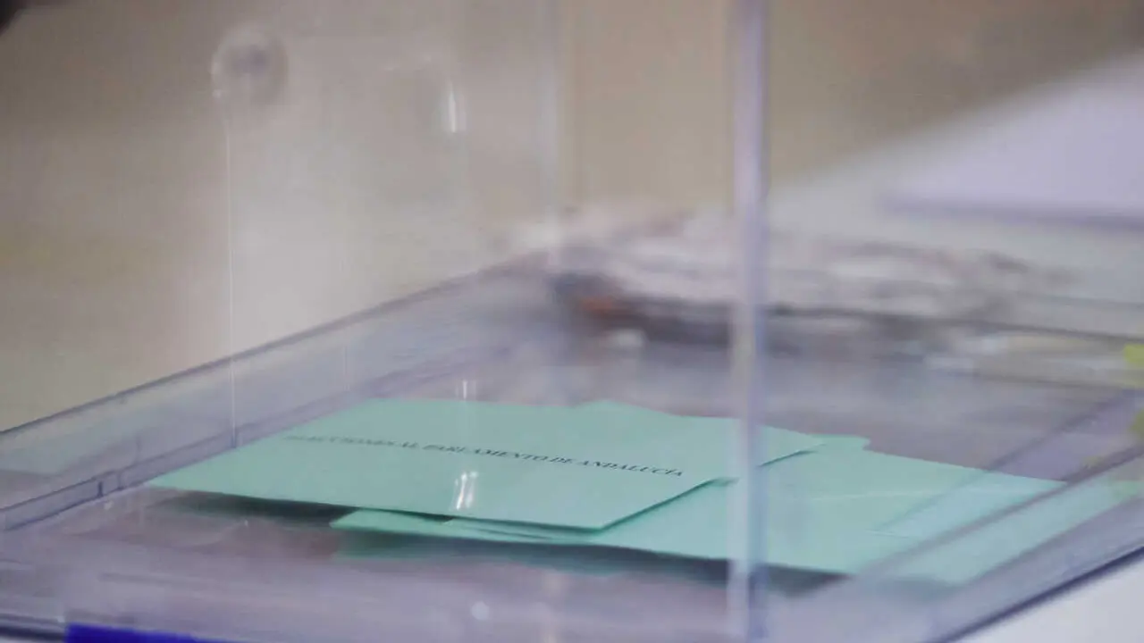 Detalle de los votos en las urnas durante el d&iacute;a de las elecciones a la presidencia de la Junta de Andaluc&iacute;a en el Colegio San Fernando Marista, a 19 de junio de 2022 en Sevilla (Andaluc&iacute;a, Espa&ntilde;a)