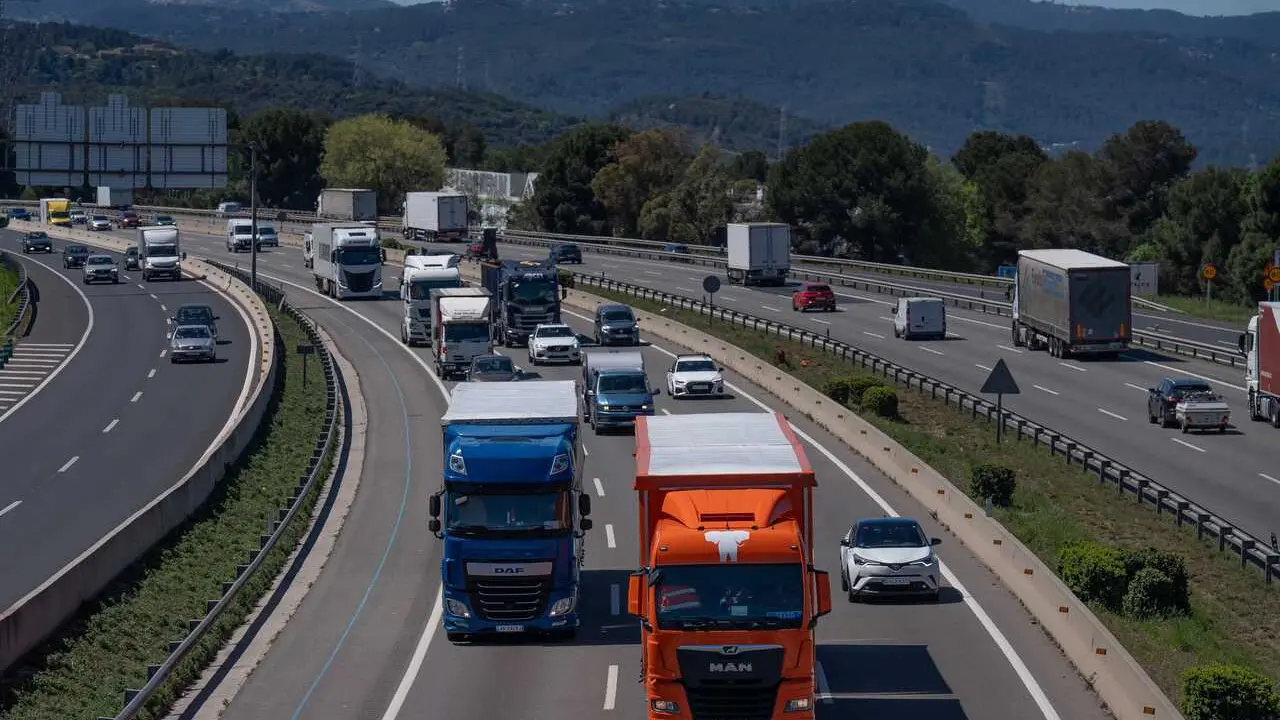 Archivo - Tr&aacute;fico durante la operaci&oacute;n salida de Semana Santa, en la AP-7, a 17 de abril de 2025, en Sant Cugat, Barcelona, Catalunya (Espa&ntilde;a). El Servei Catal&agrave; de Tr&agrave;nsit prev&eacute; que durante esta operaci&oacute;n salida salgan del &aacute;rea metropolitana de Barcelona 
