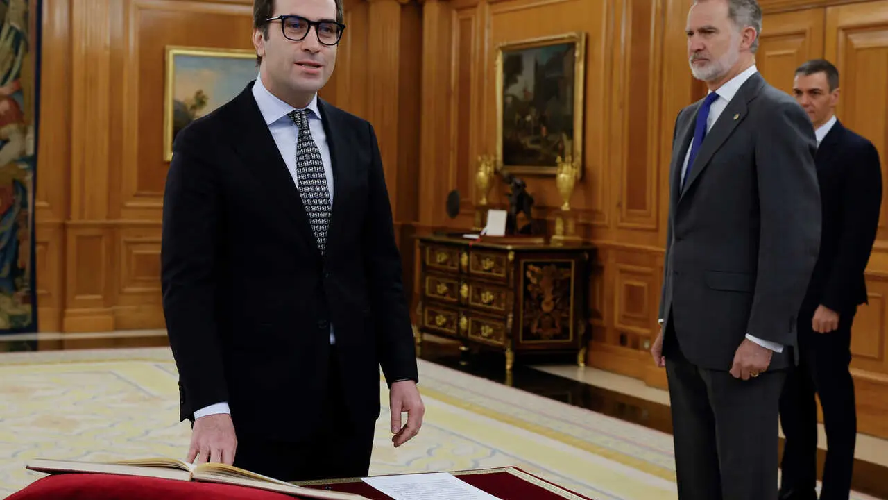El vicepresidente primero y ministro de Econom&iacute;a, Comercio y Empresa, Carlos Cuerpo (i), durante la jura de su cargo, ante el Rey Felipe VI (D), en el Palacio de La Zarzuela, este viernes