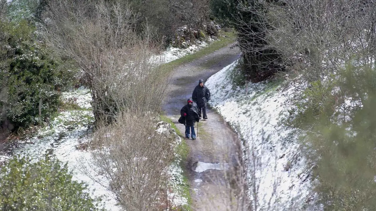 O Cebreiro, Lugo. Nevada tard&iacute;a en el poblado prerromano de O Cebreiro, en el l&iacute;mite entre las provincias de Lugo y Le&oacute;n. Un frente fr&iacute;o ha entrado por el norte y ha dejado estampas curiosas para esta &eacute;poca del a&ntilde;o. En la imagen, dos peregrinos caminan entre la nieve en Li&ntilde;ares en la ma&ntilde;ana del mi&eacute;rcoles 20 de abril