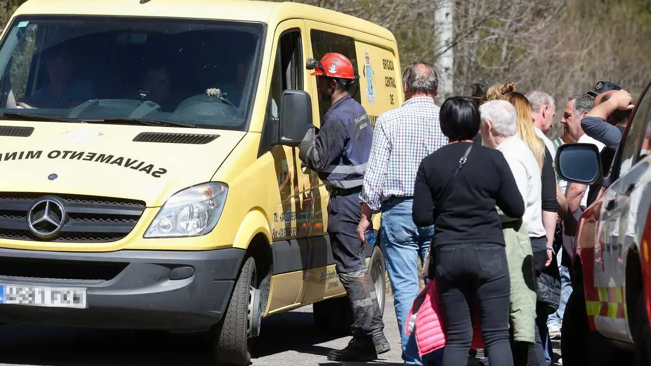 Archivo - Efectivos de emergencias durante las labores de b&uacute;squeda de las v&iacute;ctimas del accidente en la mina de Cerredo, a 31 de marzo de 2025
