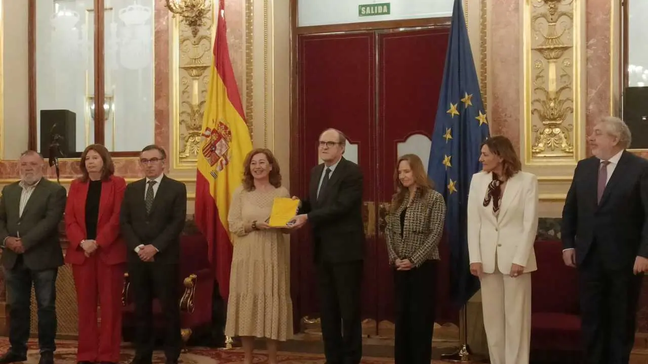 El Defensor del Pueblo, &Aacute;ngel Gabilondo, entrega el Informe Anual de la instituci&oacute;n a la presidenta del Congreso, Francina Armengol.