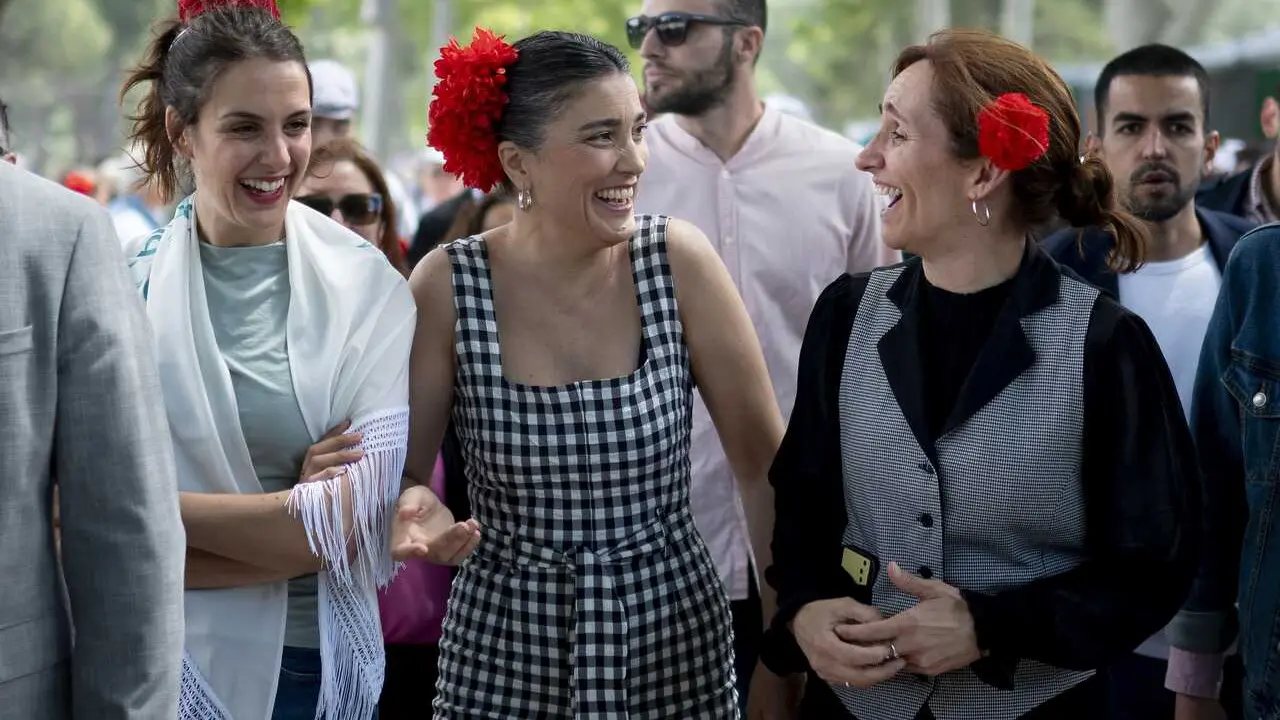 Archivo - (I-D) La portavoz de M&aacute;s Madrid, Rita Maestre; la portavoz de M&aacute;s Madrid en la Asamblea, Manuela Bergerot y la ministra de Sanidad, M&oacute;nica Garc&iacute;a, visitan la Pradera de San Isidro, a 15 de mayo de 2024, en Madrid (Espa&ntilde;a). Varias integrantes de 