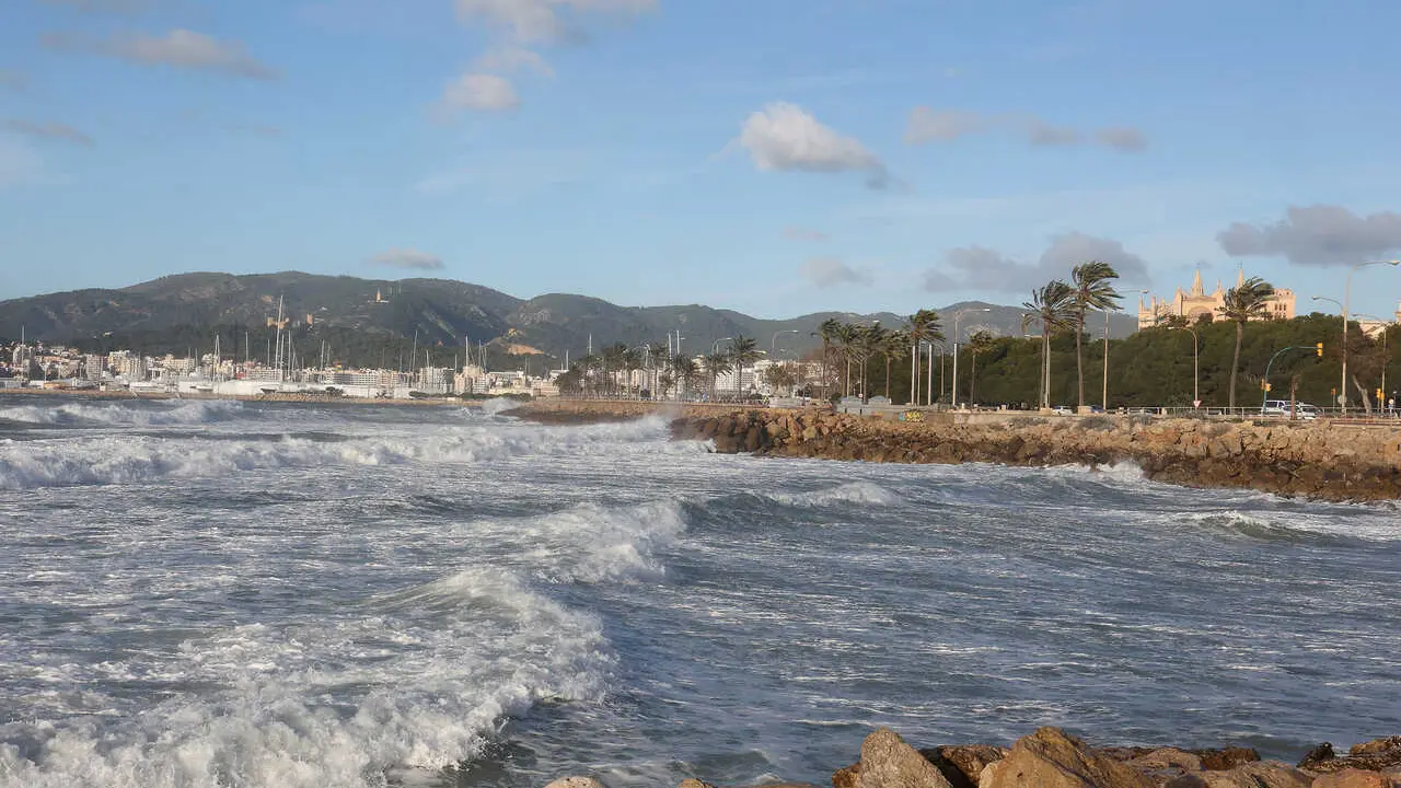 Archivo - Fuerte oleaje causado por el viento, a 17 de enero de 2023, en Palma de Mallorca, Mallorca, Baleares (Espa&ntilde;a). 