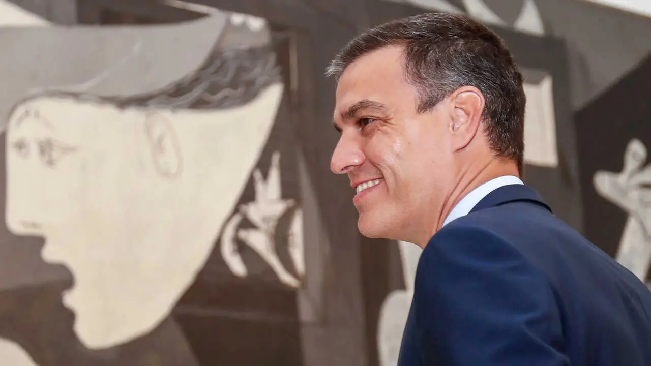 Archivo - El presidente del Gobierno, Pedro S&aacute;nchez, durante su visita al Museo Nacional Centro de Arte Reina Sof&iacute;a, junto a la obra, el 'Guernica' de Pablo Picasso, en Madrid (Espa&ntilde;a), a 8 de julio de 2020.