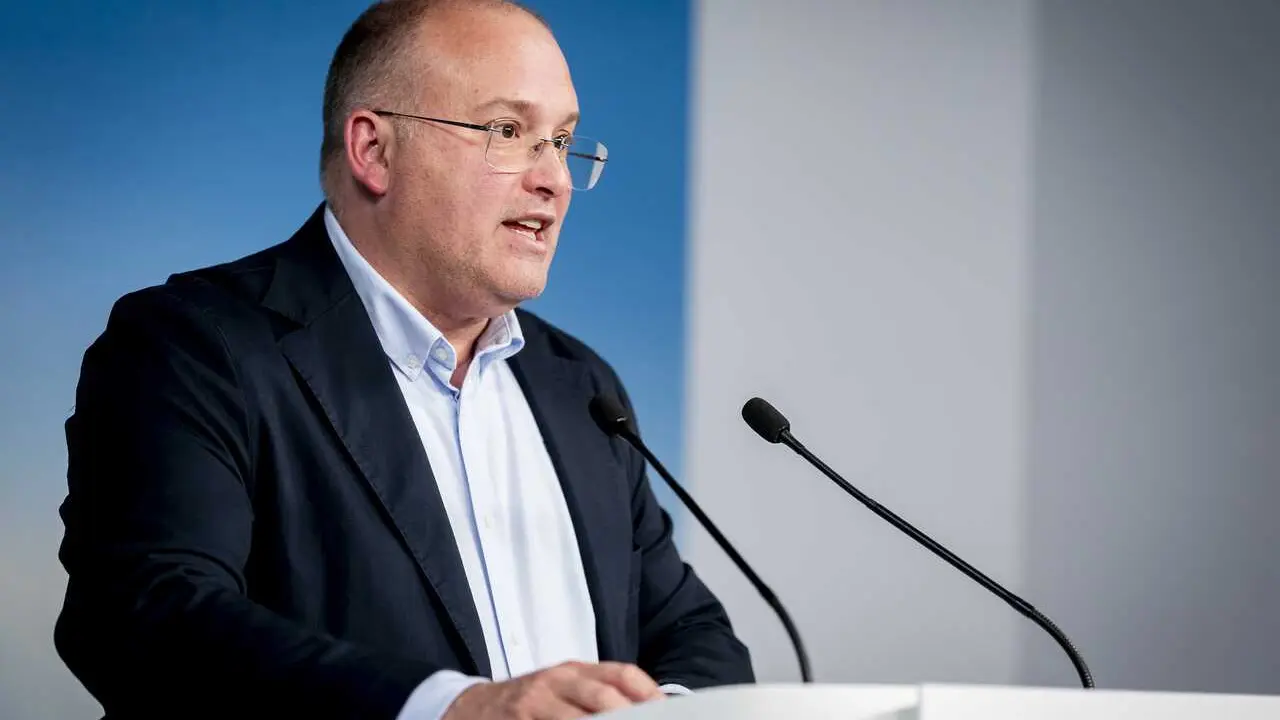 El secretario general del Partido Popular, Miguel Tellado, durante una rueda de prensa tras seguimiento de la noche electoral del PSOE de Castilla y Le&oacute;n, en la sede nacional del Partido Popular, a 15 de marzo de 2026, en Madrid (Espa&ntilde;a).