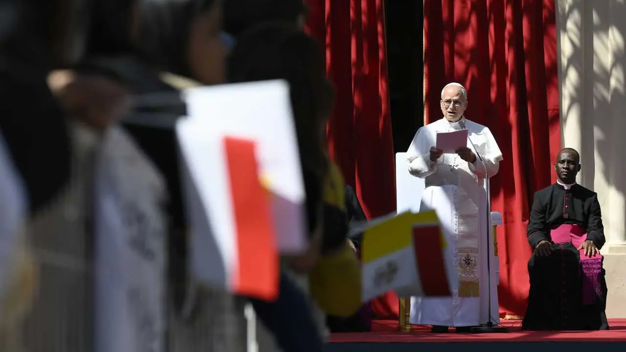 El Papa Le&oacute;n XIV durante su encuentro con los j&oacute;venes y catec&uacute;menos en la plaza de la Iglesia Santa Devota, a 28 de marzo de 2026.