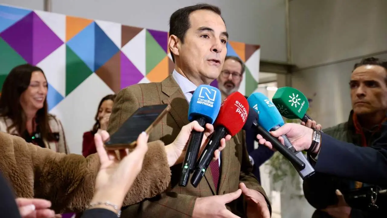 Archivo - El consejero de Justicia, Administraci&oacute;n Local y Funci&oacute;n P&uacute;blica, Antonio Nieto, en una imagen de archivo atendiendo a los medios.