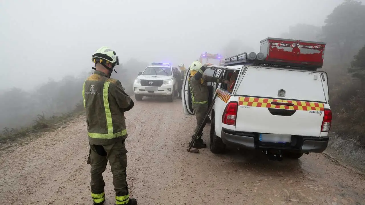 Varios bomberos trabajan en las labores de extinci&oacute;n de un incendio forestal que ha consumido 25 hect&aacute;reas, a 28 de marzo de 2026, en Ourol, Lugo, Galicia (Espa&ntilde;a). 