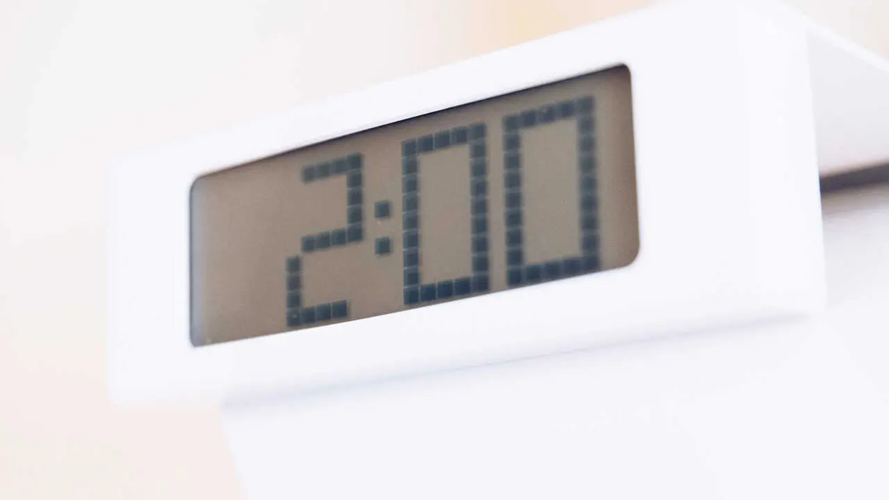 Archivo - Un despertador que marca las 2.00 horas, a 28 de octubre de 2023, en Madrid (Espa&ntilde;a).