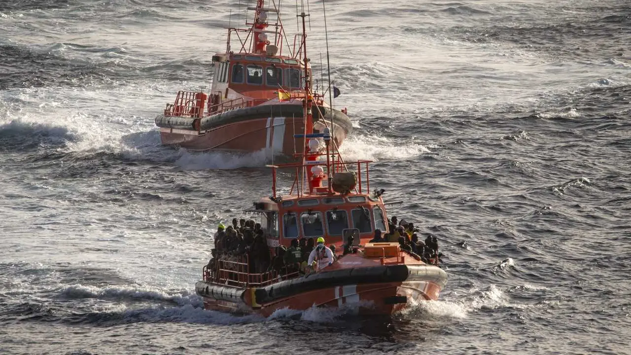 Archivo - Dos lanchas de Salvamento Mar&iacute;timo tras el rescate de un cayuco cerca del Puerto de la Restinga, a 30 de noviembre de 2024, en El Hierro, Santa Cruz de Tenerife, Tenerife, Canarias (Espa&ntilde;a). 