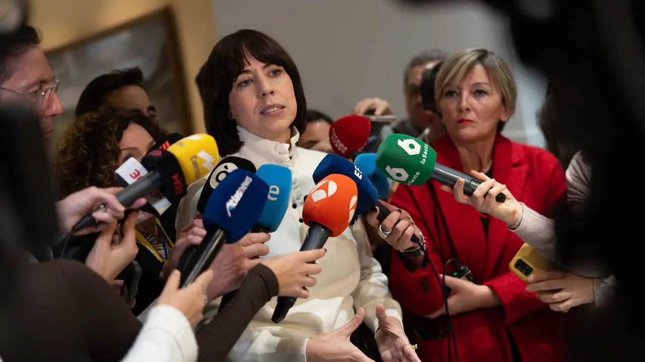 Archivo - La secretaria general del PSPV-PSOE, Diana Morant, atiende a los medios de comunicaci&oacute;n.