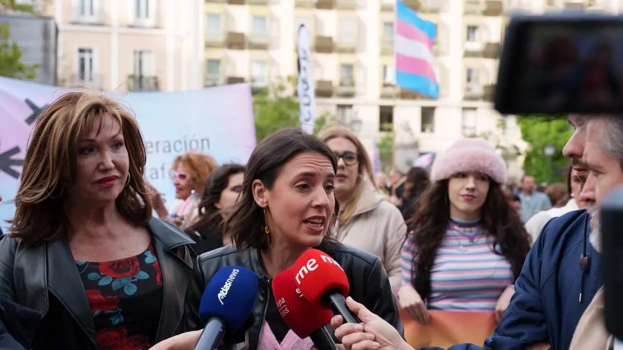 La secretaria pol&iacute;tica de Podemos y eurodiputada, Irene Montero, atiende a los medios de comunicaci&oacute;n antes de una manifestaci&oacute;n contra las agresiones a personas Lgtbi+ y la amenaza a sus derechos, a 28 de marzo de 2026, en Madrid (Espa&ntilde;a). 