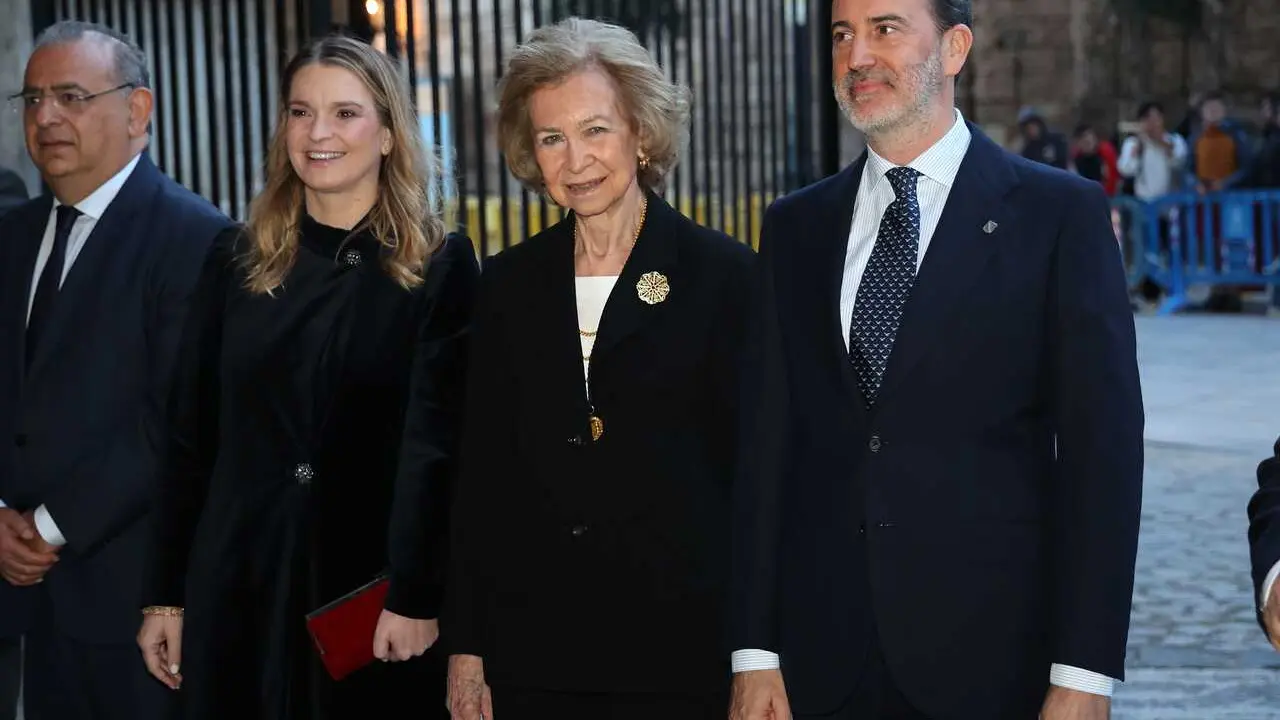 Archivo - La Reina Sof&iacute;a (2d) y la presidenta de Baleares, Marga Prohens (2i) , durante el concierto anual de Pascua, en la Catedral a 14 de abril de 2025, en Palma 