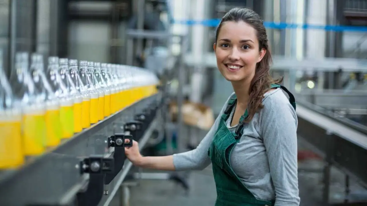 Archivo - Joven trabajando.