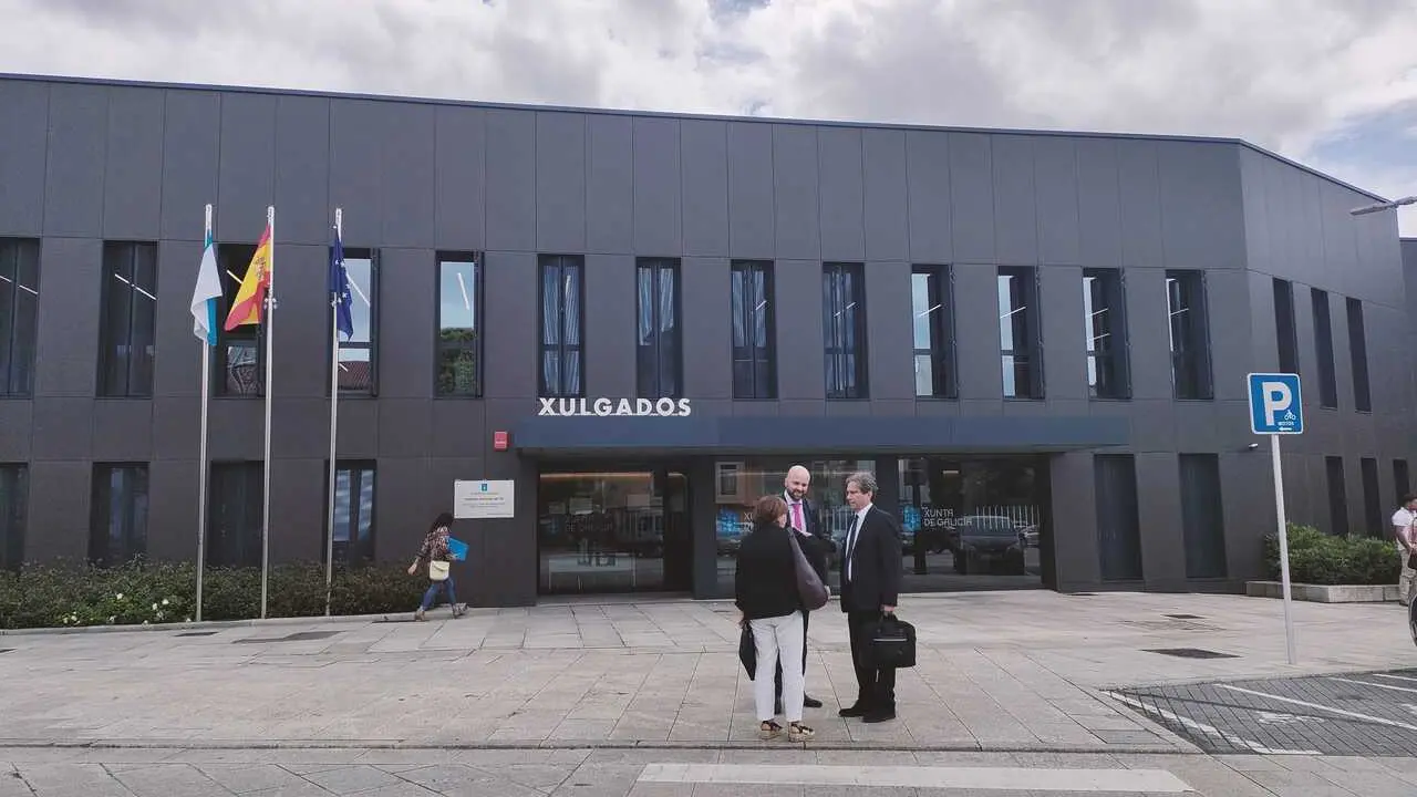 Archivo - Los abogados de la familia de D&eacute;borah Fern&aacute;ndez Cervera y de Pablo P.S.L, &uacute;nico investigado por su desaparici&oacute;n y muerte, a las puertas del juzgado de Tui (Pontevedra), que instruy&oacute; la causa y acord&oacute; el archivo.