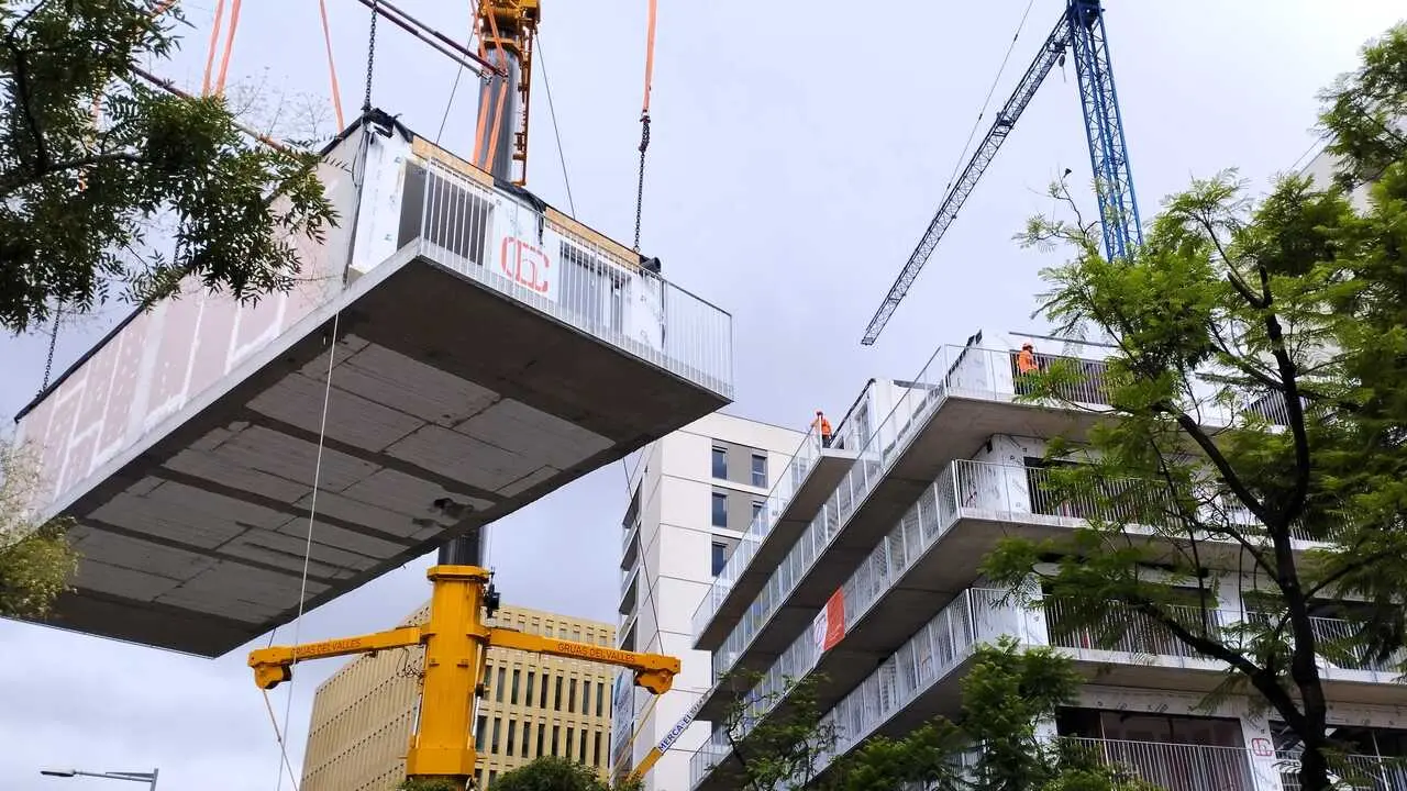 Archivo - Imagen del momento en que se a&ntilde;ade un m&oacute;dulo tridimensional al edificio en construcci&oacute;n de una promoci&oacute;n de vivienda protegida en Barcelona.