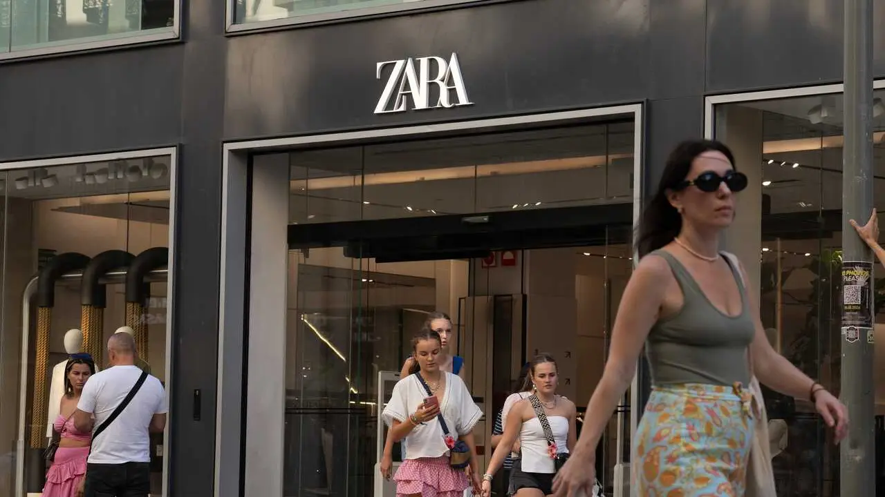 Archivo - Varias personas pasan delante de una tienda Zara 