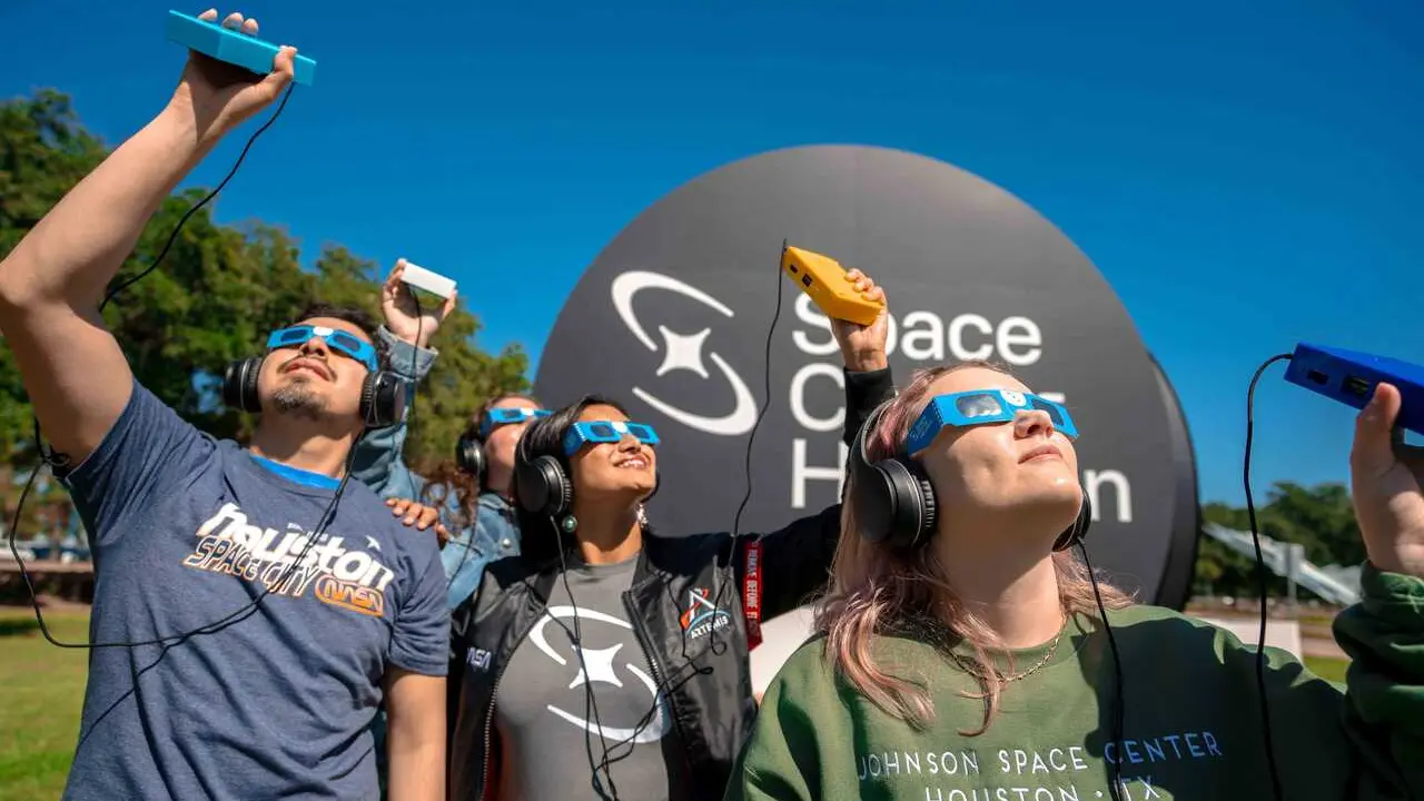 Archivo - Un grupo de personas utiliza los dispositivos LightSound durante un eclipse en Estados Unidos.