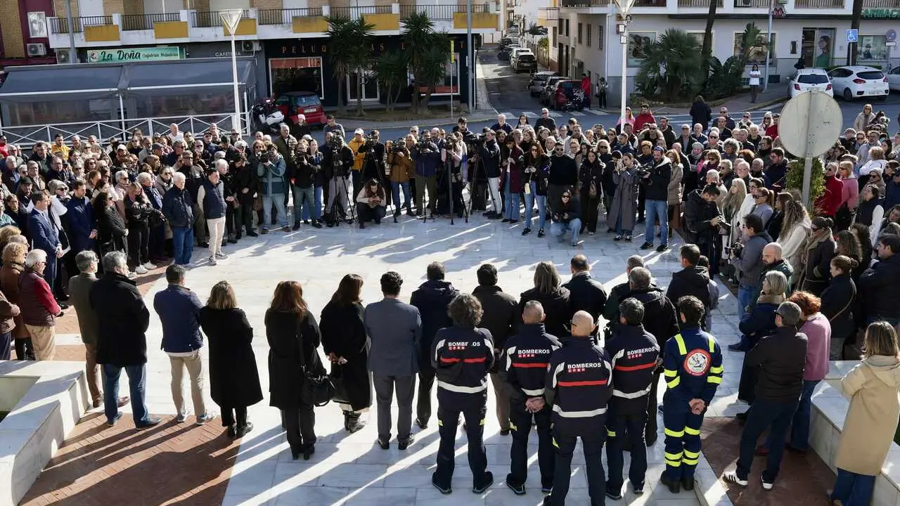 Archivo - Im&aacute;genes de los cinco minutos de silencio convocado el pasado 20 de enero por el Ayuntamiento de Punta Umbr&iacute;a (Huelva) en memoria de las personas fallecidas en el accidente de tren de Adamuz.
