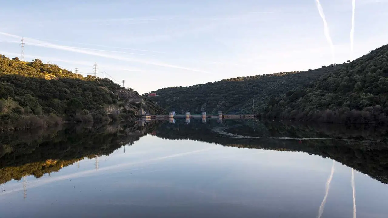Archivo - Embalse y presa de Picadas, a 22 de febrero de 2026, en Aldea del Fresno, Madrid (Espa&ntilde;a). 