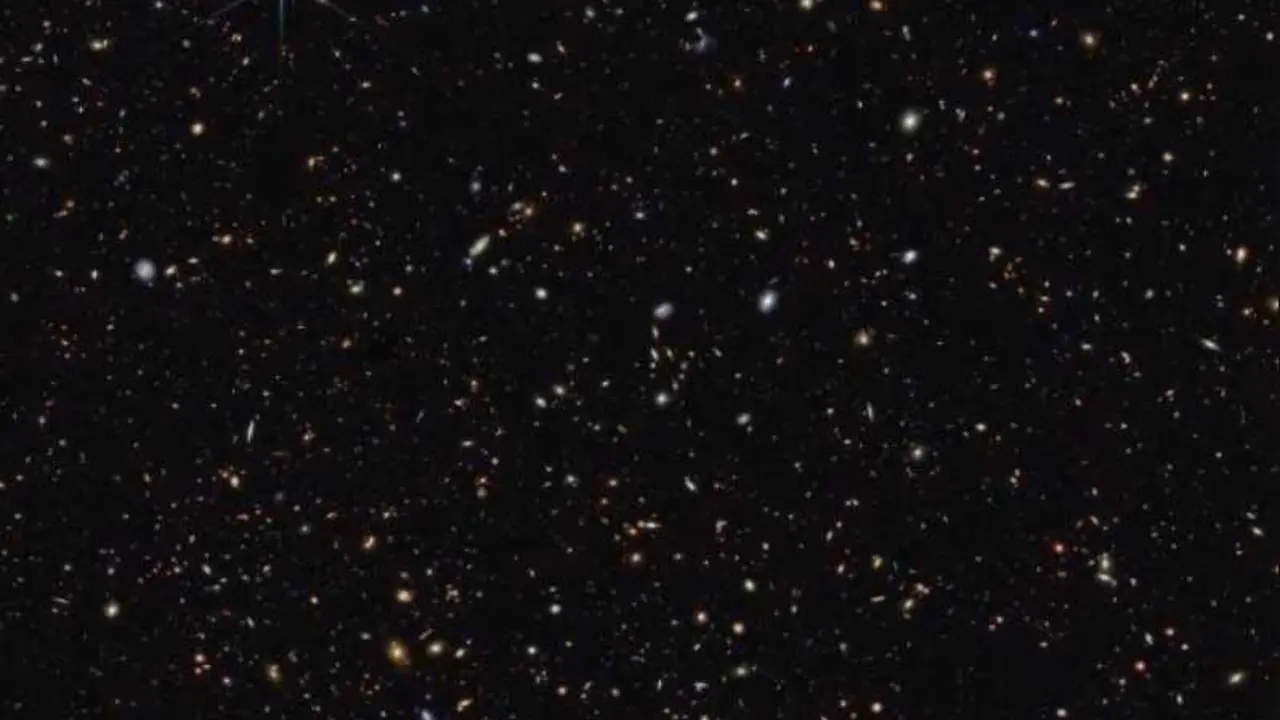 Archivo - En esta imagen de campo profundo del Telescopio Espacial James Webb, aparecen galaxias distantes dispersas por el cielo nocturno. Las galaxias m&aacute;s distantes aparecen como peque&ntilde;os puntos rojizos, o los misteriosos Peque&ntilde;os Puntos Rojos.