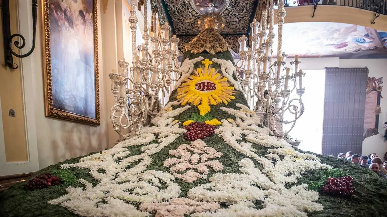 La Virgen de las Penas vuelve a lucir un manto con flores naturales y est&aacute; dedicado a Vi&ntilde;eros